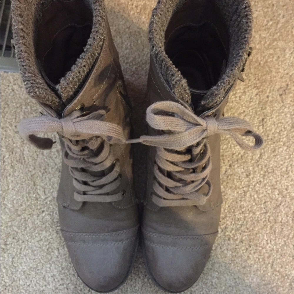 😊 Gray Combat Boots